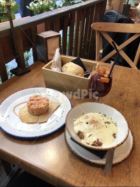 샹그리아,연어타르타르,빵,스페인음식,sangria,salmontartare,bread,spianfood,food,음식,meal,식사