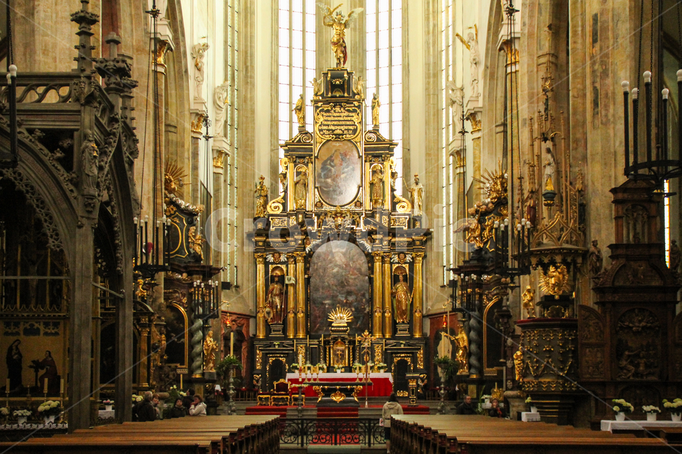 art,ornate,middle ages,Europe,old,Cathedral of Our Lady of Tyn,magnificent,heritage,inside,chapel,interior,religion,gold,Czech Republic,cultural monuments,culture,goldsmithing,Tyn Cathedral,catholic,solemn,Catholicism,decoration,cathedral