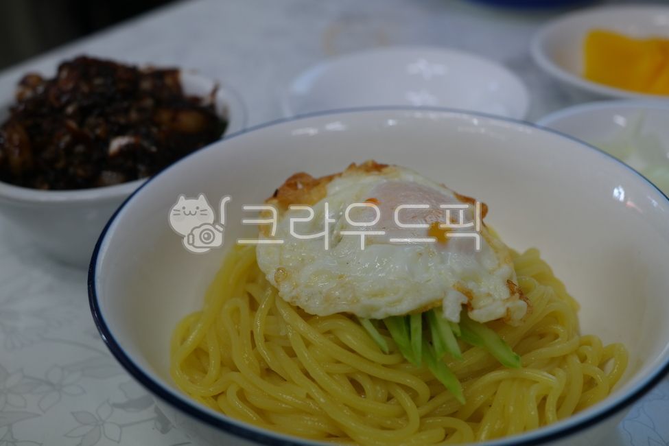 간짜장,계란후라이,짜장면,짜장,춘장,달걀후라이,면,면발,면류,음식,요리,식사,계란,중화요리