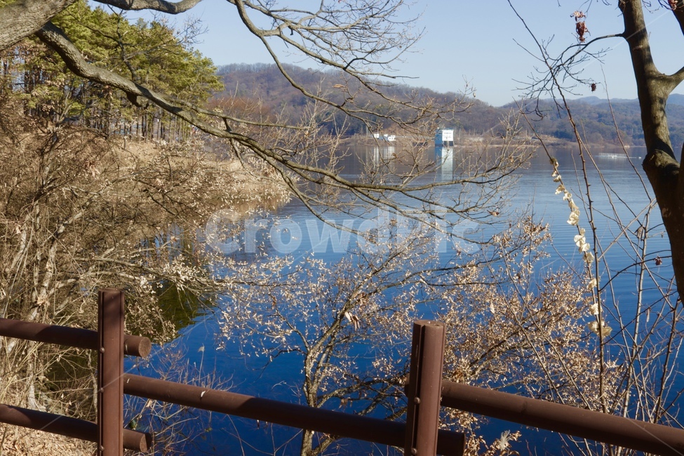 호수,감성,분위기,풍경,색감,가을,계절,fall,autumn,season,자연,풍경,nature,landscape,railing,난간