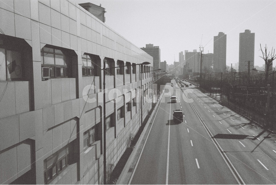 한국도로,도로,흑백사진,흑백필름,필름사진,필름스캔,직선,형식적,흑백,모노톤,monochrome,black and white,교통,교통수단,traffic,transportation