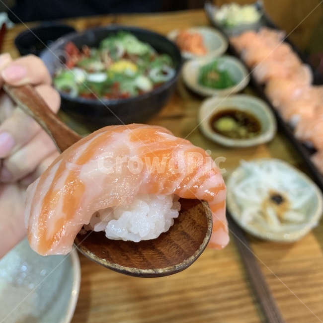 연어초밥,생연어,초밥,생연어초밥,숟가락,음식,음식,식재료,요리,food,cook,meal,dishes,food reserves