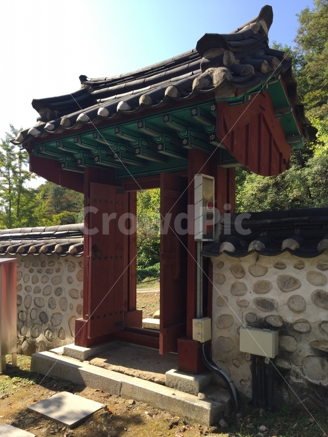 한국적,한국전통,전통적인,정원,한국정원,소풍,야외,수학여행,여행,한국기와,전통가옥,한국양식,기와집,유적지,중문,사릿문,한국전통,한국문화,korean traditional,korean culture,건축물,건물외관,exterior,building,structure,architecture,construction