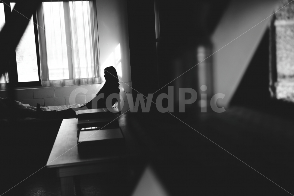사람,인물,인간,실루엣,어두운,검정,흑백,흑백사진,외로운,혼자,한명,외톨이,창가,침대,기대다,옆모습,얼굴,여자,사람,인물,인간,human,person,여성,여자,woman,female,lady,감정표현,기분,feeling,emotion,인물실루엣,사람실루엣,character silhouette,human silhouette,감성,sensible,고독함,외로움,쓸쓸함,우울함,슬픔,lonely,solitary,흑백,모노톤,monochrome,black and white,couch,침상,piano,피아노,musical instrument,악기,leisure activities,레저 활동