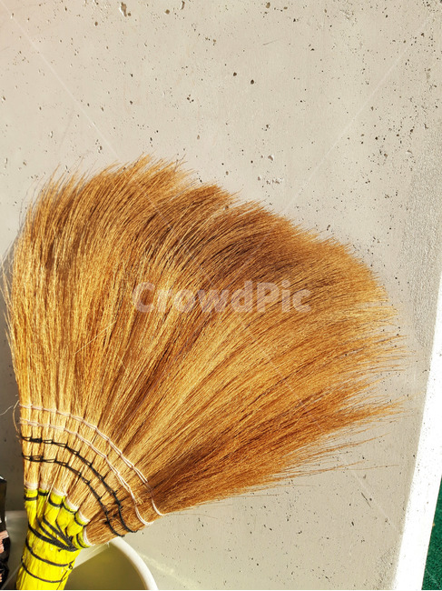 빗자루,사물,벽,시멘트,청소,청소도구,object,broom,wall,cement,cleaning,cleaningequipment,사물,물건,오브젝트,thing,object,matter