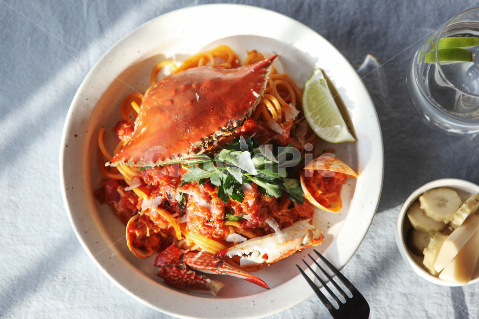 spaghetti,recipe,food styling,tomato,sauce,crab dish,pickle,red,seafood pasta,seasonal dish,tomato pasta,pasta,ingredients,home cooking,cooking,pan,seafood,housewarming,basil,lime,mosi clam,food,housewarming food,food stylist,dish,crab pasta,Pasta,clam,cr