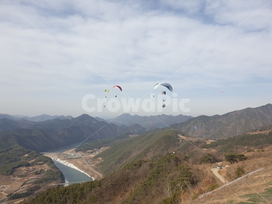 패러글라이딩,하늘,산,구름,스포츠