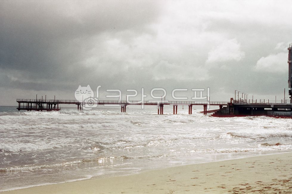 겨울바다,바다,부산,해수욕장,film,필름,필름카메라,구름