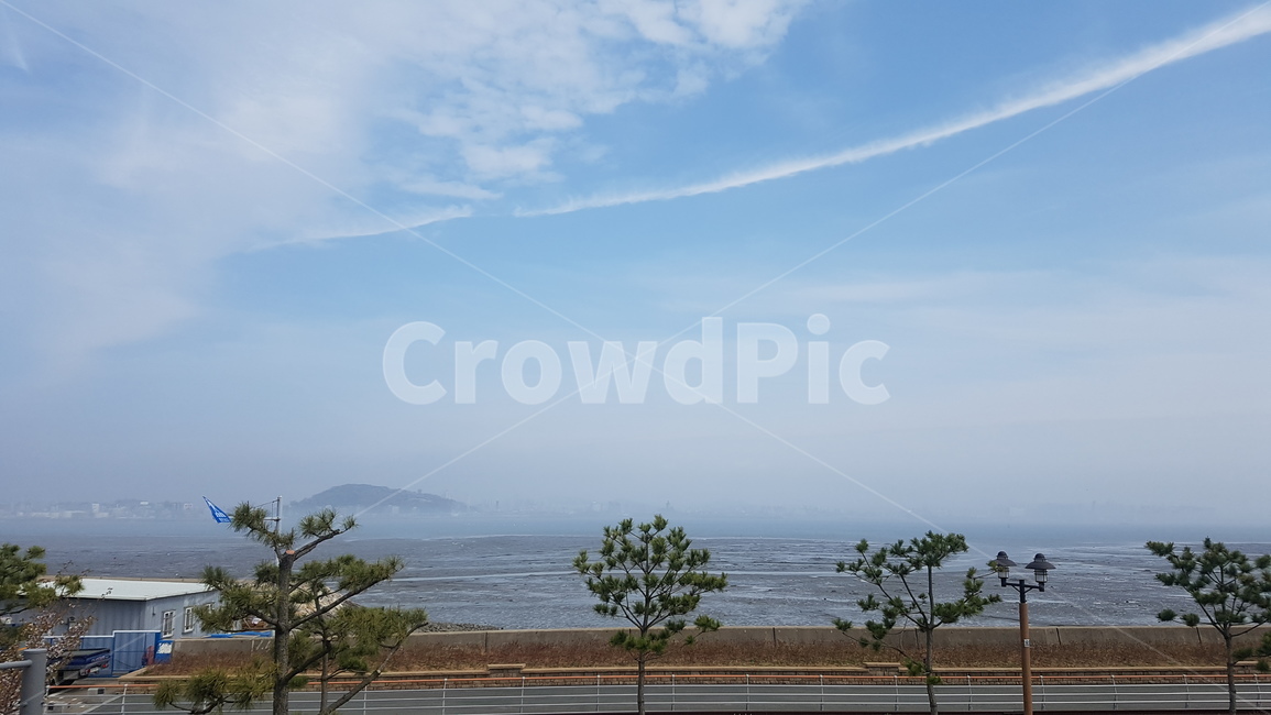 sky,rest,beauty,Incheon,clear sky,landscape margin,a few trees,tree,enemy,loneliness,relaxed,cloud,healing,white,blue,sight,Yeongjongdo,lonely,walk,sky clouds,spare