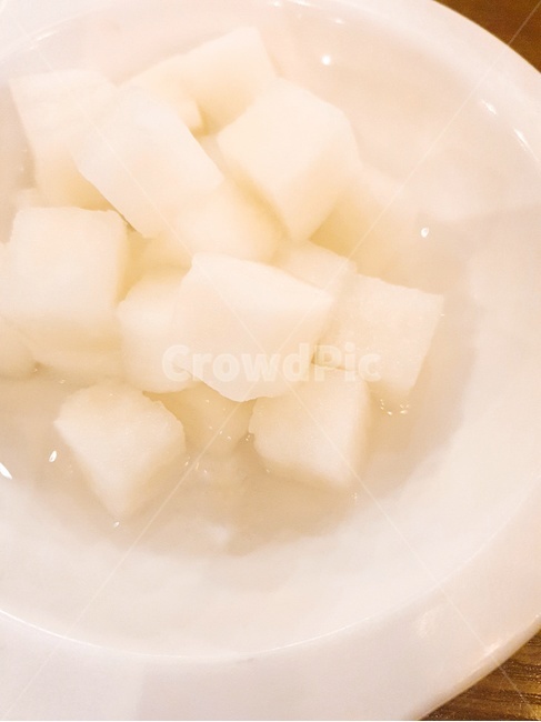 치킨무,무,무우피클,치킨,무우,야채,야식,회식,호프집,흰색,음식,새콤한,아삭한,식초