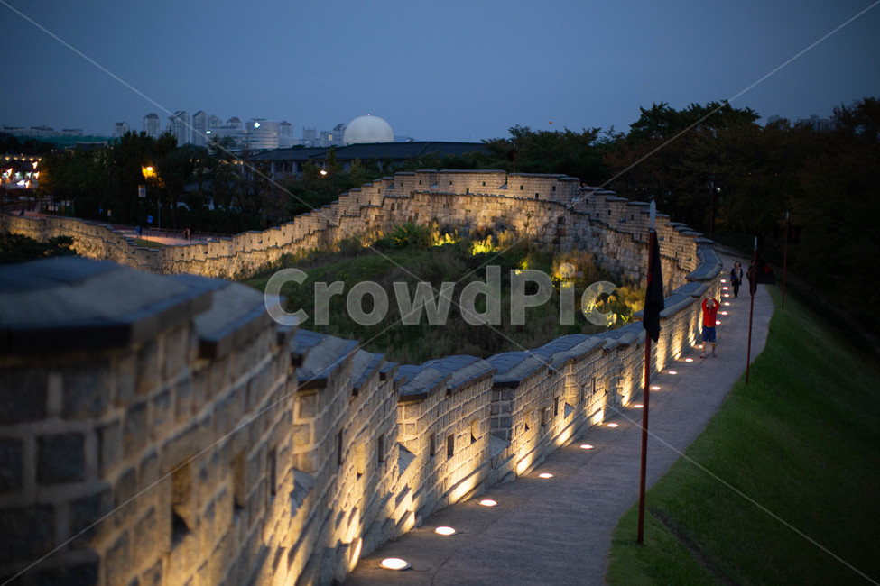 궁궐,수원화성,화성,랜드마크,한국관광지,한국명소,건축물,건물,한국문화,한국전통,전통,korea,traditional,building,architecture,construction,koreanculture,landmark,structure,풍경,돌담,야경,밤,돌담길,고즈넉,조명,nightscape,야경,밤,풍경,nightscape,night,landscape