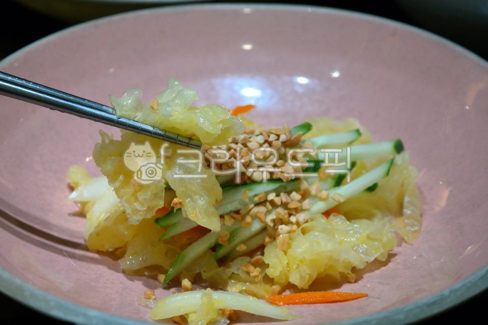 해파리냉채,냉채,해파리,음식,요리,반찬,겨자,소스,야채,채소,당근,오이,접시,그릇,깨,jellyfish,colddish,mustard,sauce,vegetable,carrot,cucumber,plate,bowl,sesame,food,cooking,sidedish