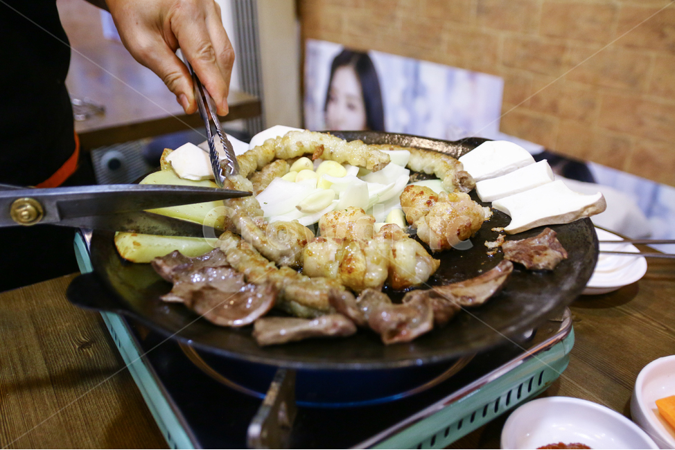 곱창,소곱창,대창,막창,염통,곱창구이,철판구이,외식,회식,곱창집,창자,육류,육식,고기,쫄깃한,고소한,느끼한,기름진,음식,메뉴,요리,상차림,음식점,한국요리,한국음식,맛있는,부추,채소,버섯,식사,음식,식재료,요리,food,cook,meal,dishes,food reserves,한식,한국음식,한국요리,korean food,korean dishes,korean meal,korean cook