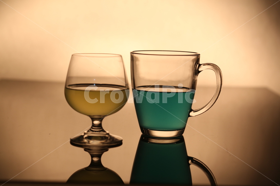 음료,투명유리컵,투명컵,파란음료,초록음료,음료수,반사,와인잔,누끼,누끼컷,음료수,drink,beverage