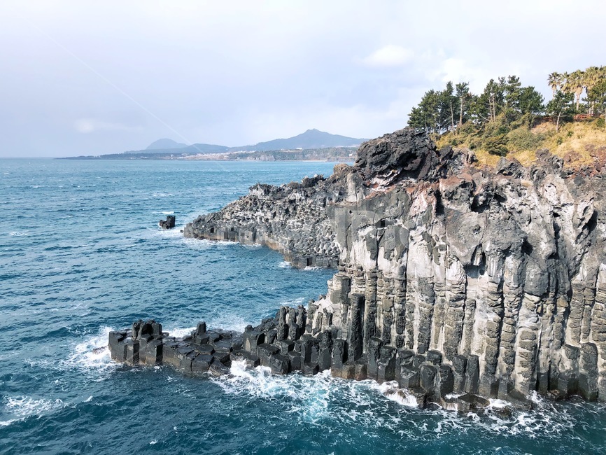 제주도,돌,주상절리,하늘,바다,자연,풍경,nature,landscape,한국자연풍경,한국자연경관,korea nature landscape,제주도,jeju,jeju island,outdoors,옥외,cliff,낭떠러지,promontory,곶,water,물,ocean,대양,sea