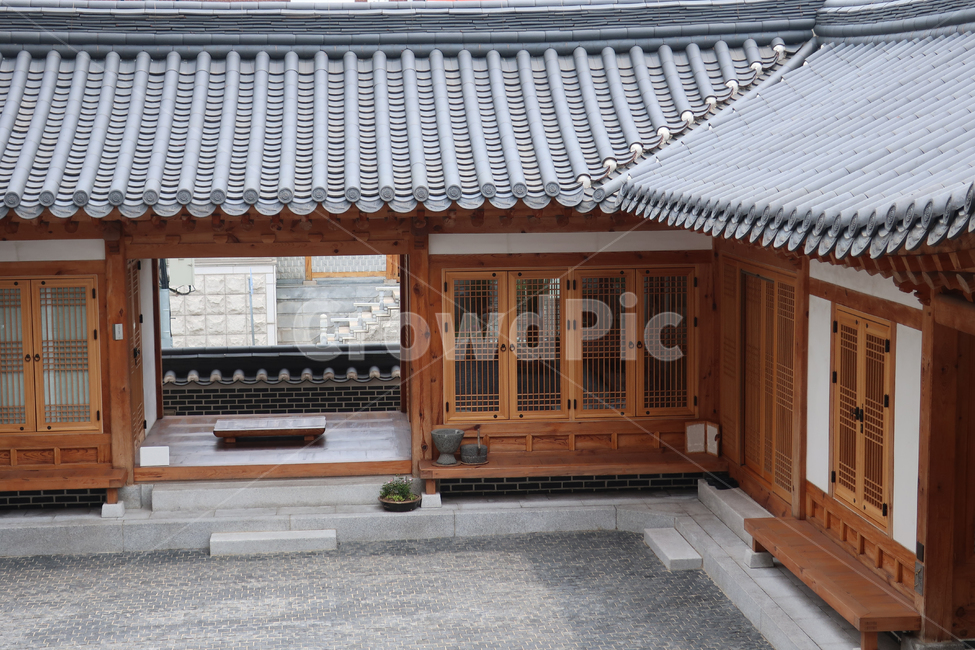 한옥,북촌,가옥,전통,서울,한국,대한민국,집,빈티지,디자인,창문,창호,건축,건축물,동양,문화,스타일,목재,주택,기와,마루,툇마루,지붕,장독대,처마,디딤돌,고풍,주춧돌,보존,보호,남산골,구조,전통미,한국전통,한국문화,korean traditional,korean culture,건축물,건물외관,exterior,building,structure,architecture,construction