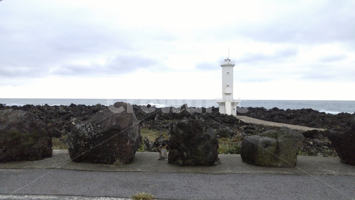 제주,제주도,해안,바다,바닷가,파도,풀,풀숲,grass,plant,잔디,식물,탑,tower,architecture,건축물,building,건물,등대,lighthouse