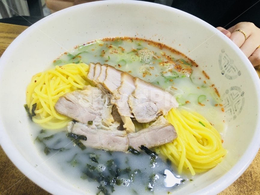 국수,고기,멸치국물,수육,고기국수,점심,안주,김가루,돼지고기,보쌈,술안주,면,음식,식재료,요리,food,cook,meal,dishes,food reserves,면류,면요리,noodles