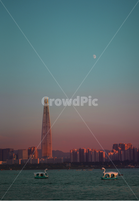 건축,건물,롯데타워,풍경,강변,하늘,옥외,tower,boat,보트,building,달,랜드마크,landmark,tourist attraction,한국랜드마크,한국관광지,한국명소,korea landmark,korea tourist attraction