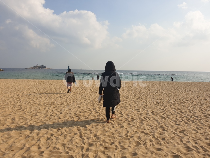 강릉,겨울바다,두남자,롱패팅,모래사장,맑음,해변,바다,beach,sea,사람들,대중,군중,other people,crowd