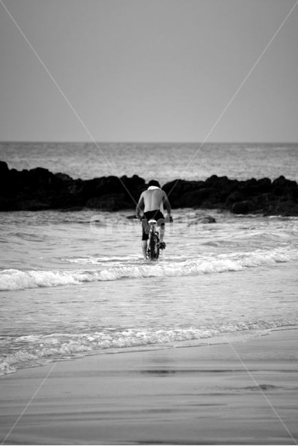 person,사람,human,인간,bicycle,vehicle,차량,transportation,교통,bike,자전거,outdoors,옥외,sea,바다,water,물,nature,자연