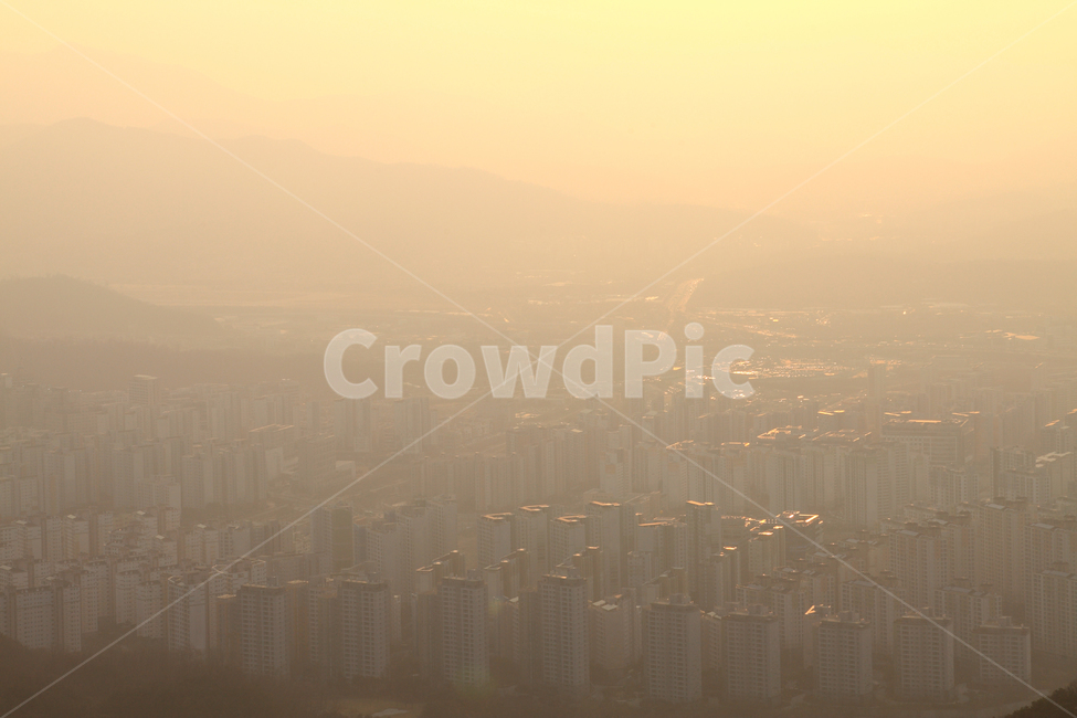 미세먼지,스모그,황사,환경오염,환경,오염,대기,대기오염,공기,공기오염,공해,안개,미세,먼지,초미세,초미세먼지,날씨,대기질,하늘,배경,백그라운드,도시,도심,아파트,아파트단지,단지,주택,주택가,집,빌딩,부동산,풍경,도시풍경,건강,환경문제,뿌연,뿌연날씨,뿌연날,답답한,사회문제,사회,문제,호흡,중금속,비상,생활,중국발,빛,햇빛,한국,도시,풍경,city,landscape,한국도시풍경,한국도시경관,korea cityscape,nature,자연