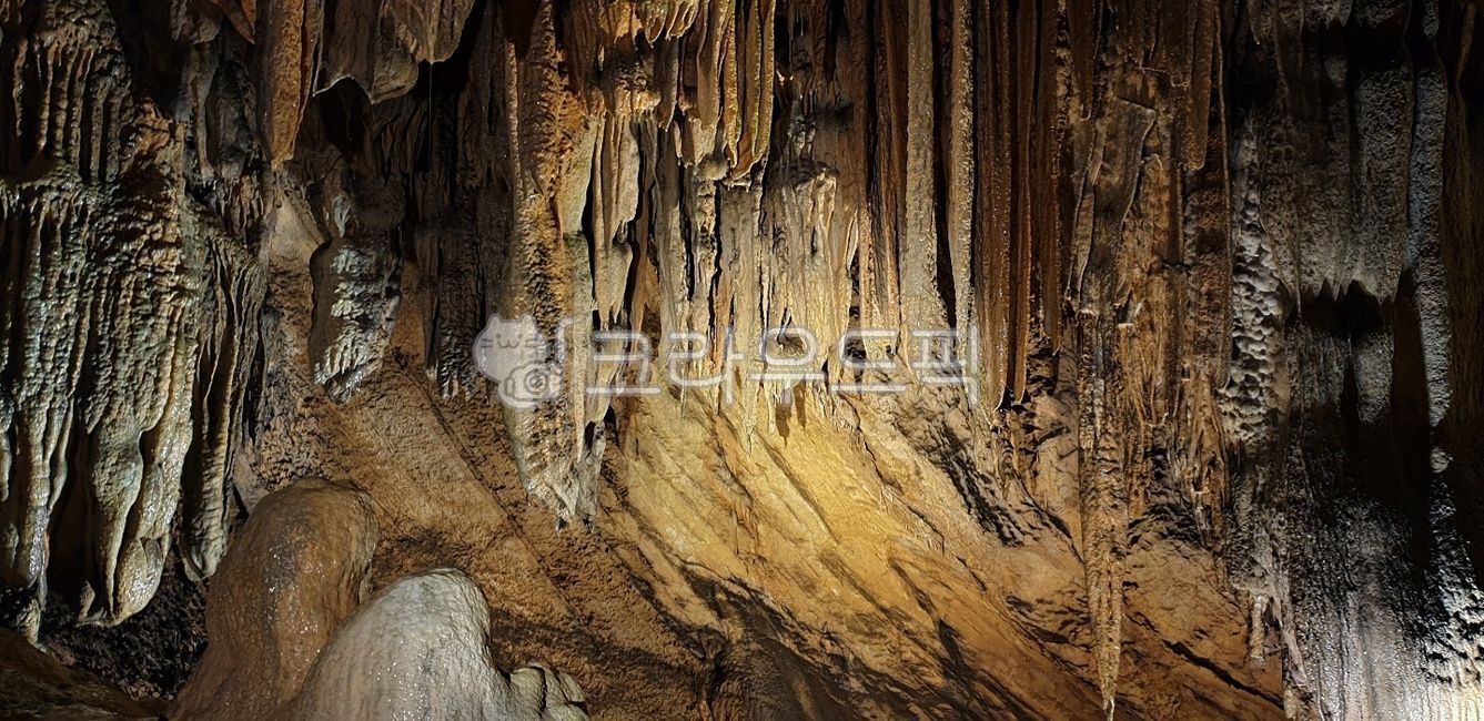 동굴,cave,석주,석순,종유석,자연,nature,column,stalacticcolumn,stalagmite,stalactite,광물질,광,물방울,경의로움,신기함,웅장함