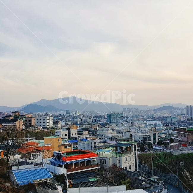 경치,landscape,outdoors,옥외,옥상,건물,산,하늘
