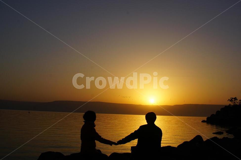 일출,자연,태양,nature,사람,역광,이스라엘,갈릴리호수,호수,해외풍경,외국자연,world,sun,사람,인물,인간,human,person,연인,커플,사랑,lover,couple,인물실루엣,사람실루엣,character silhouette,human silhouette,여행,휴가,traveling,vacation,trip,hand,손,holding hands,손을 잡고,outdoors,옥외