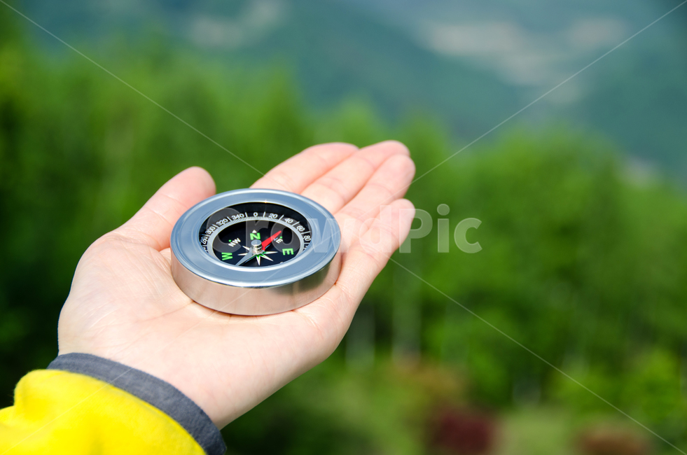 손,나침반,자연,모험,방향,화살표,배경,발견,장비,탐험,여성,지리,잔디,녹색,가이드,하이킹,산,탐색,북쪽,야외,경로,사람,남쪽,봄,여름,여행,여자,백그라운드,컨셉,안내,아웃도어,여행,휴가,traveling,vacation,trip