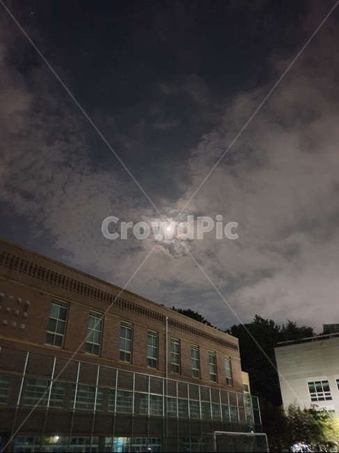 달,moon,밤하늘,건물,구름,건축물,건물외관,exterior,building,structure,architecture,construction