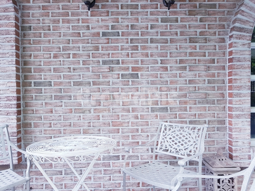 벽돌,의자,테이블,하얀색,철제의자,철제테이블