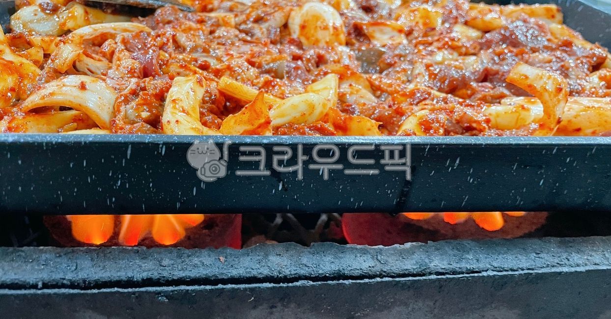 오리주물럭,오리주물럭철판구이,연탄구이,연탄,철판,오리주물럭구이,오리주물럭철판볶음,오리주물럭볶음,볶음,구이,식사,철판구이,오리고기,요리,식재료,야채,채소,양파,떡사리,양념,음식,food,dish,cook,meal