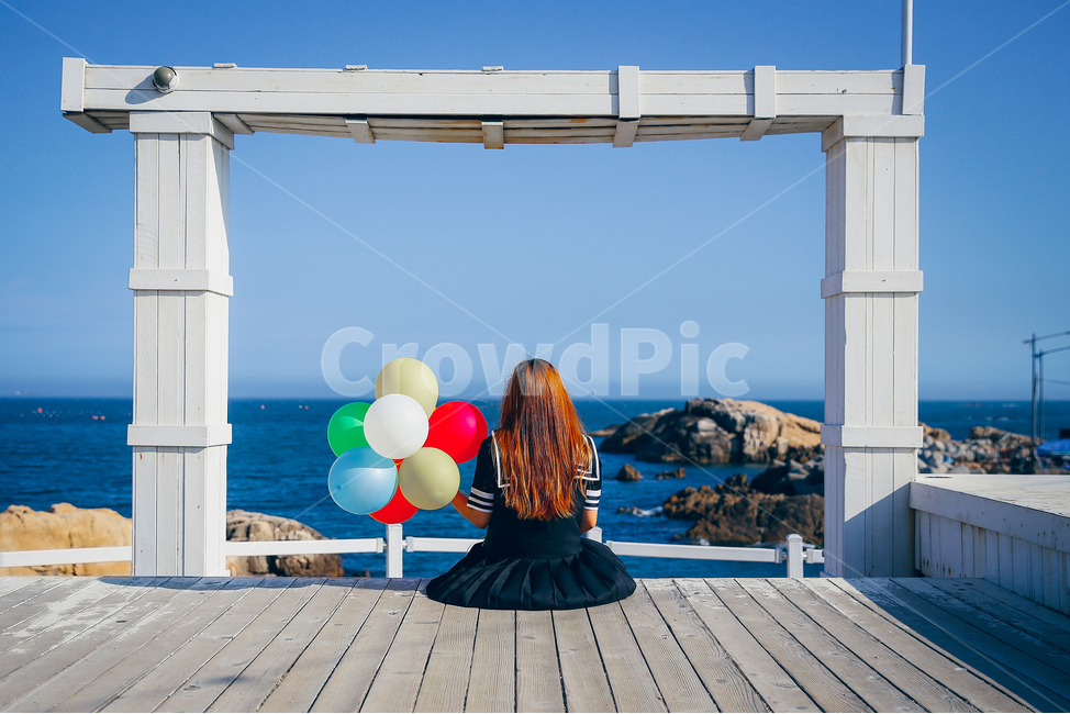풍선,뒷모습,죽성,죽성성당,바다,사람,인물,인간,human,person,여성,여자,woman,female,lady,여행,휴가,traveling,vacation,trip,감성,sensible,feeling,색깔,색상,색채,색감,color sense,color sensitivity,feeling of color