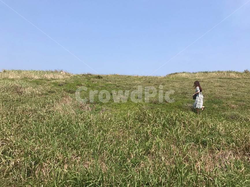 자연,들판,인물뒷모습,하늘,초원,오름,사람,인물,인간,human,person,여성,여자,woman,female,lady,여행,휴가,traveling,vacation,trip