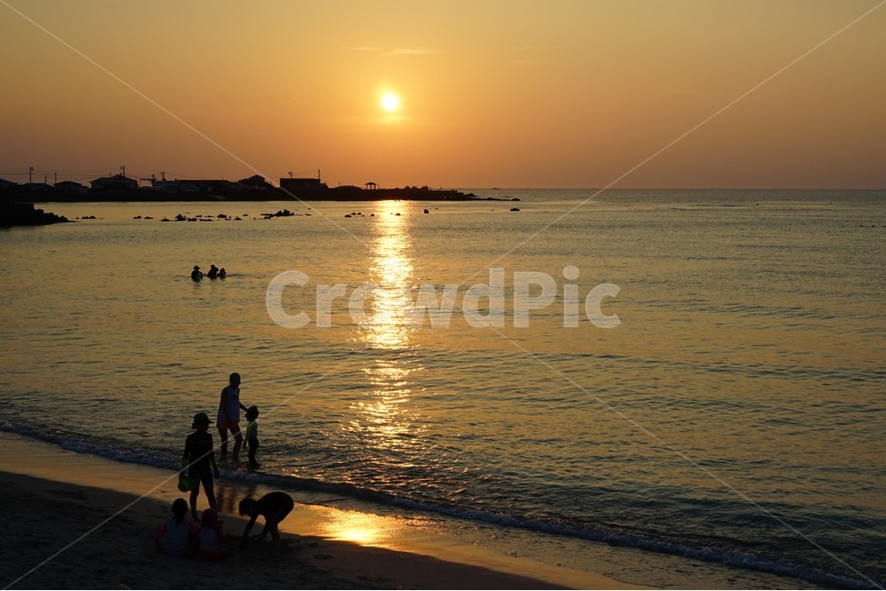 석양,낙조,바다,제주도,ocean,sunset,sun,sea,landscape,scenery,warm,태양,일몰,자연,풍경,nature,landscape,해변,바다,beach,sea,사람들,대중,군중,other people,crowd,인물실루엣,사람실루엣,character silhouette,human silhouette,person,사람,human,인간,sunlight,햇빛,outdoors,옥외,sky,하늘,일몰,dusk,황혼,dawn,새벽,red sky,붉은 하늘