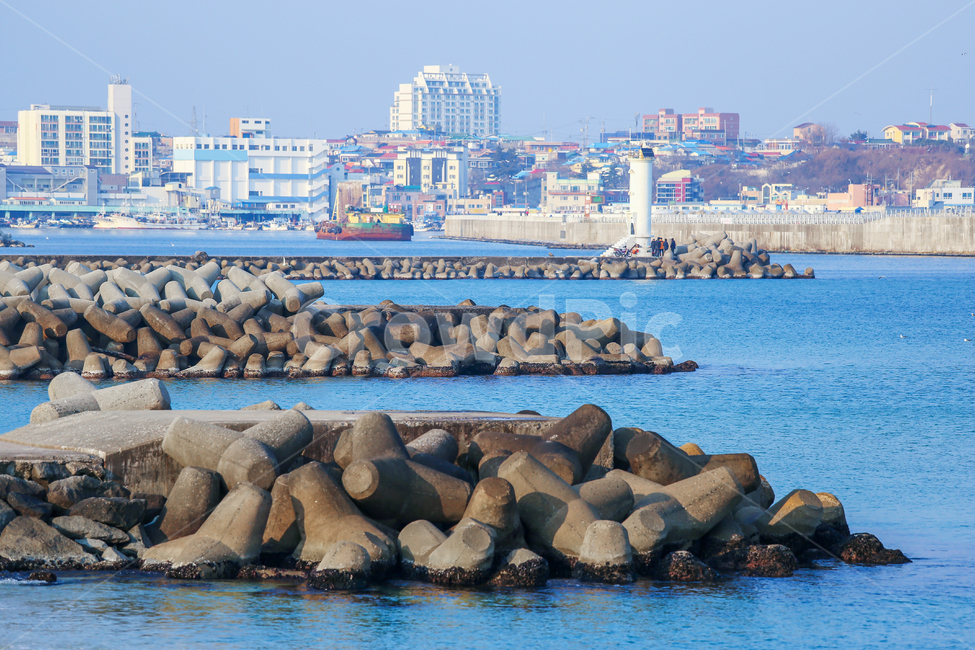겨울바다,방파제,동해,바다,항구,해안,등대,낚시,해수욕장,어선,수평선,잔잔한,파도,관광지,파란,하늘,배경,sea,eastcoast,seawall,lighthouse,harbor,fishing,강원도,강릉,주문진,영진,해변,도시,풍경,city,landscape,한국도시풍경,한국도시경관,korea cityscape,building,건물,town,metropolis,중심지,시티,urban,어반