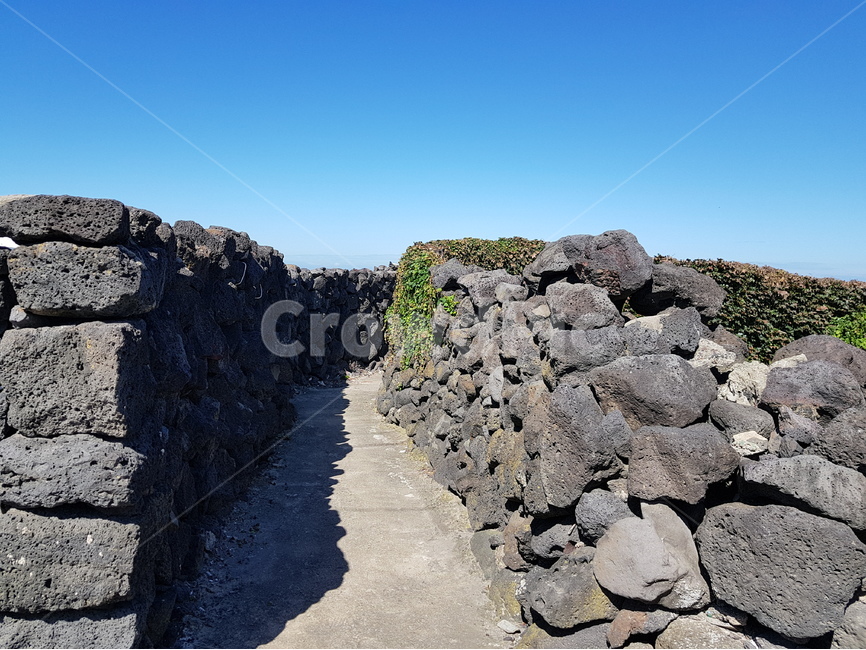제주도,돌담,길,돌담길,하늘,jejuisland,stone,sky,road,way,stonewall,제주도,jeju,jeju island,rubble,파편