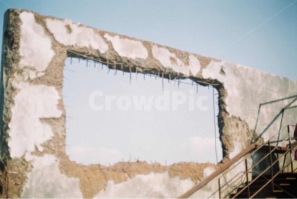 콘크리트,하늘,벽,벽체,철근,난간,필름,필름사진,concrete,wall,sky,film
