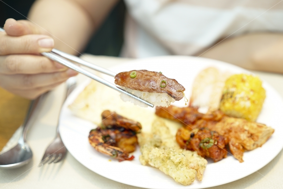 젓가락질,손,음식,초밥,뷔페,먹방,식사,한끼,데이트,디너,접시,일상,스냅,맛집,맛,사람,인물,인간,human,person,음식,식재료,요리,food,cook,meal,dishes,food reserves