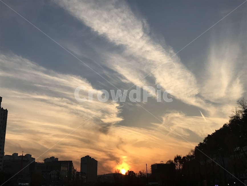 노을,석양,선셋,구름,색감,계절,가을,감정,치유,자유,일출,하늘,건물,실루엣,그림자,힐링,풍경,해