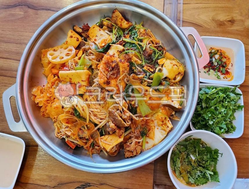 마라상궈,마라,볶음,마라상궈볶음,야채,채소,연근,버섯,팽이버섯,건두부,두부,고수,포두부,목이버섯,흰목이버섯,새송이버섯,양념,음식,중식,중화요리,청경채,소고기,소,고기,육류,차돌박이,요리,식사,식재료,dish,food,meal,coom