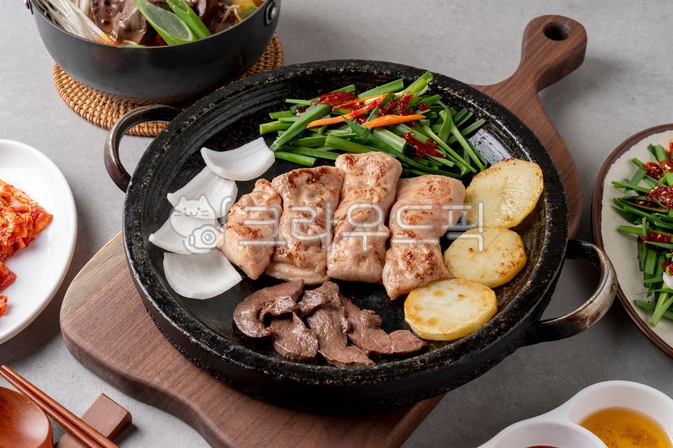 음식,곱창,술안주,소곱창,소염통,한식,철판요리,내장구이,대창,막창,한우,육우,소대창,음식,식재료,요리,food,cook,meal,dishes,food reserves