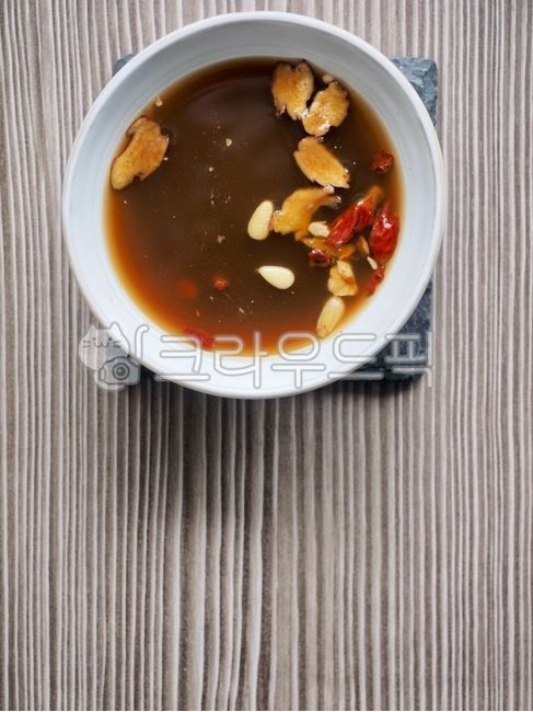 한국음료,한국전통음료,쌍화차,쌍화탕,한국전통차,그릇,차,음료,전통차,전통음료,웰빙,웰빙음료,대추,갈색,따뜻한음료,koreanbeverage,koreantraditionaldrink,doublecar,ssanghwatang,koreantraditionaltea,bowl,beverage,traditionaltea,traditionaldrink,wellbeing,wellnessbeverage,jujube,brown,hotdrink,음식,식재료,요리,food,cook,meal,dishes,food reserves