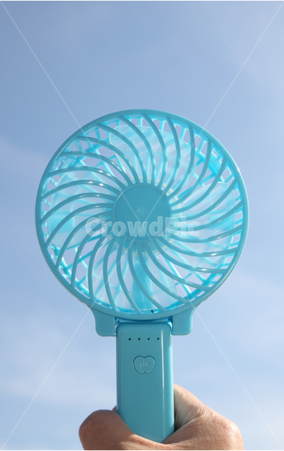 선풍기,손풍기,미니,핸드,핸디,휴대용,휴대,미니선풍기,휴대용선풍기,핸드선풍기,여름,파란,블루,오브젝트,사물,물건,시원한,실외,야외,하늘,손,햇빛,빛,바람,손선풍기,여름,계절,summer,season,사물,물건,오브젝트,thing,object,matter