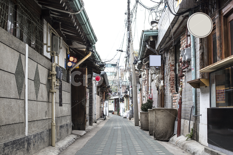 골목,골목길,한옥,북촌,서울,건축,주택,기와,거리,전통,전신주,가옥,한옥마을,골목길,alley,한국전통,한국문화,korean traditional,korean culture,walkway,보도,path,통로,flagstone,판석,pavement,포장,sidewalk