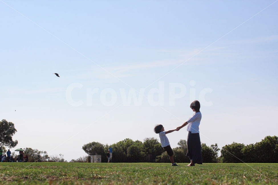 sky,Sky,facing each other,holding hands,Happy,Korean,scenery,Smile,Park,mother,field,happiness,person,grass,Family,directing,hat,laughter,park,child