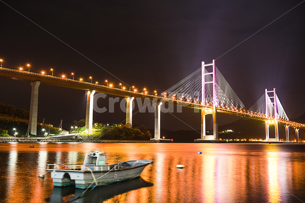 야경,다리,대교,강,배,풍경,자연,야경,밤,풍경,nightscape,night,landscape,건축물,건물외관,exterior,building,structure,architecture,construction,건물,bridge,transportation,교통,watercraft,선박,vehicle,차량