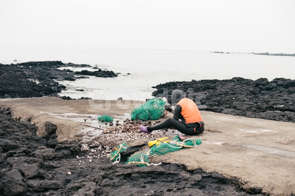 해녀,제주,제주도,돌,human,인간,person,제주도,jeju,jeju island,사람,인물,인간,human,person,산업,industry,industrial,어업,fishery,fishing industry