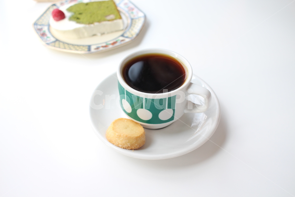 카페,홈카페,커피,커피잔,아메리카노,케이크,조각케이크,녹차조각케이크,coffee,cake,americano,homecafe,음식,식재료,요리,food,cook,meal,dishes,food reserves,빵,bread,디저트,간식,후식,dessert,snack,커피,카페,coffee,cafe